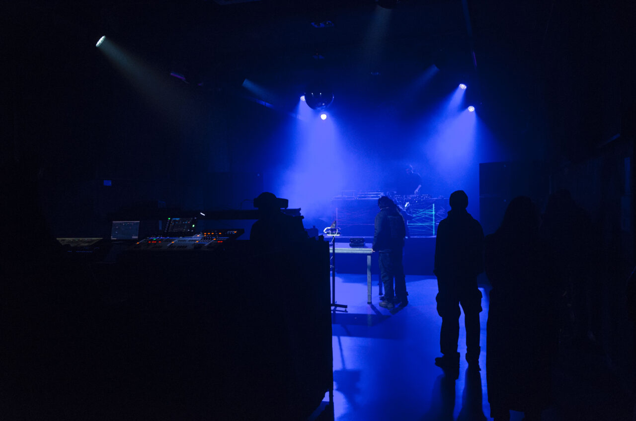 Utrinek iz skoraj prazne Mostovne. Foto: Matej Pirkovič / Pixxelpoint